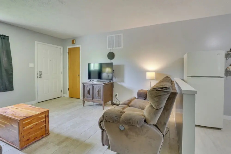 Cozy Youngstown Apartment w/ Central A/C + Heating