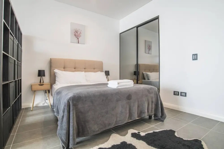 Home With Convenient Location! Close to Train&cbd