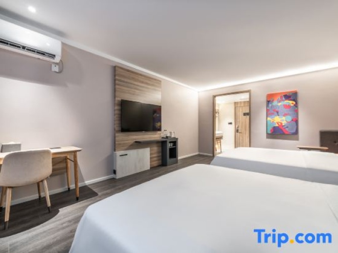 Standard Twin room with street view