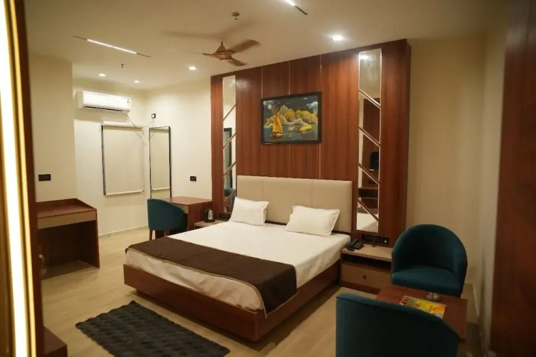 Hotel Devki Inn