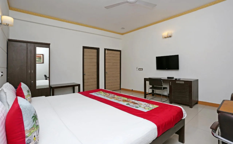 OYO 5528 DLF Phase 4