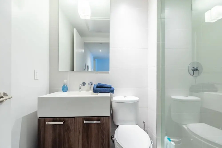 Stylish and Bright 1BR Condo King West