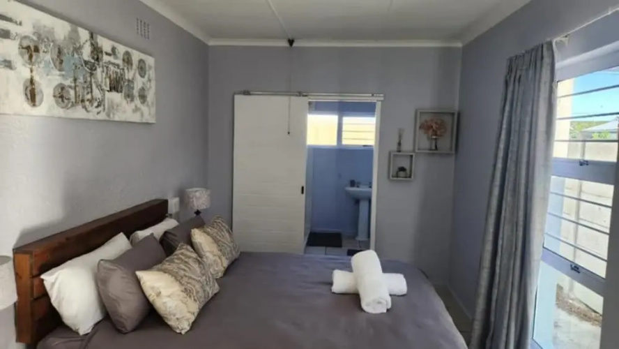 25 ON Main Struisbaai