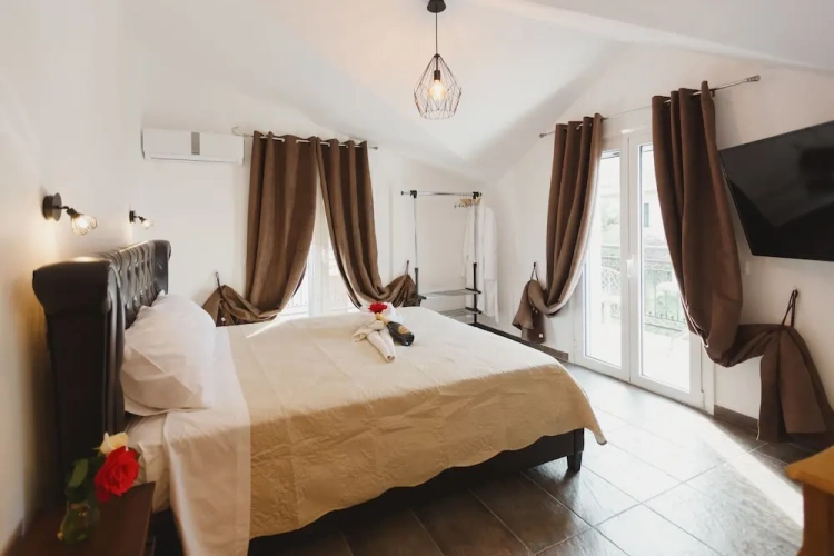 Double Suite with balcony and with partial sea view