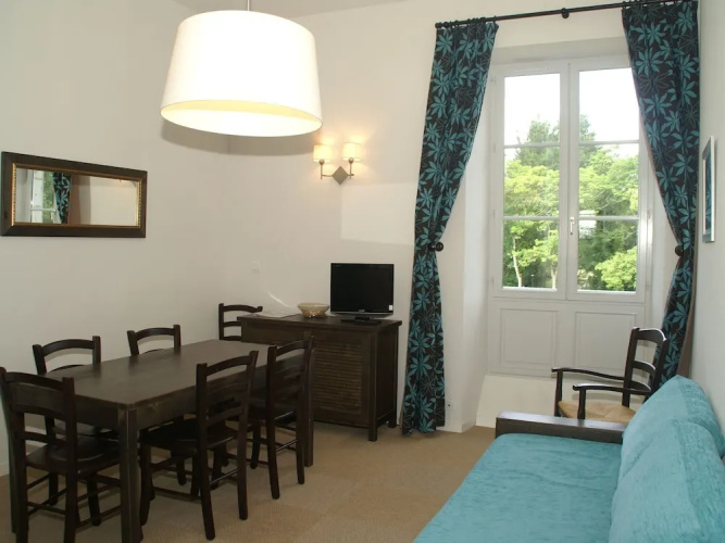 Castle Apartment Near Breton