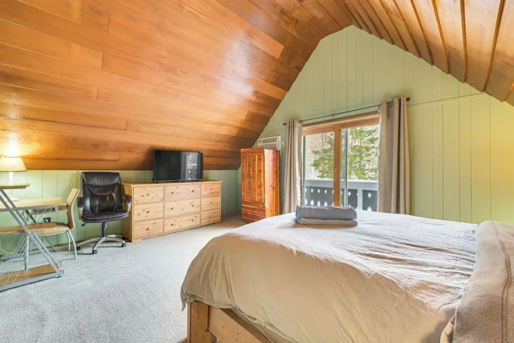 2 Mi to Schuss Mountain: Cozy Cabin w/ Deck
