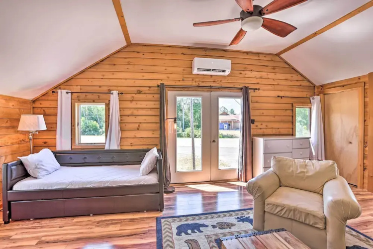 Quaint Studio w/ Shared Beach: Walk to Suttons Bay