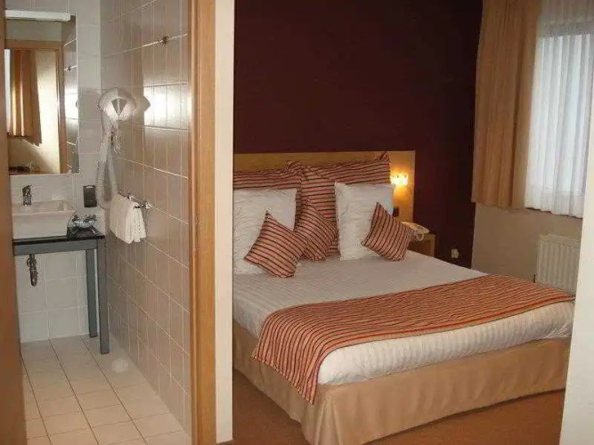 Axis Hotel 4*