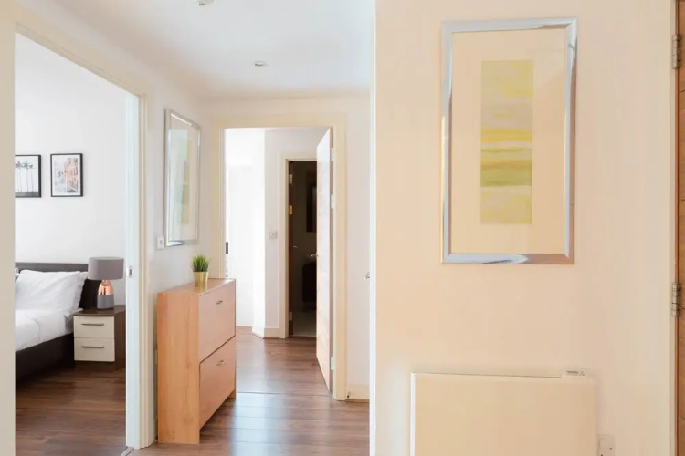 Sophisticated 2 Bed Flat with Balcony in Acton