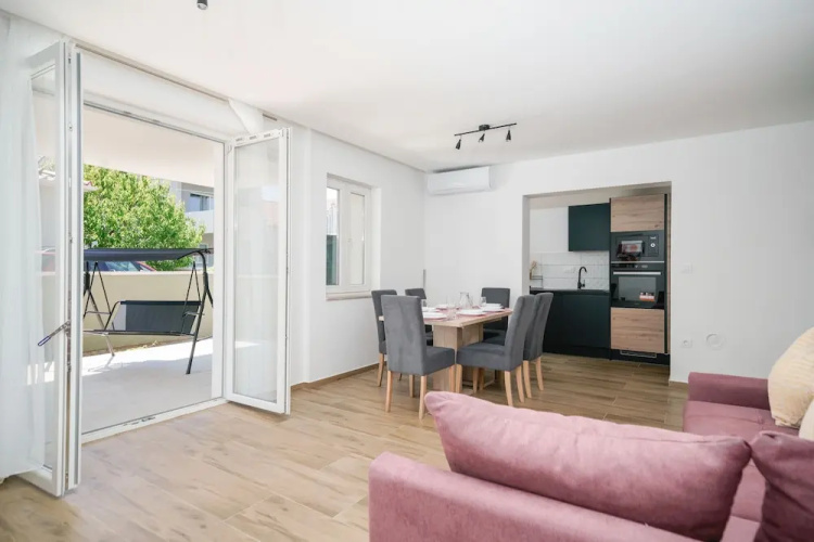 Captivating 3-bed Apartment in Vodice