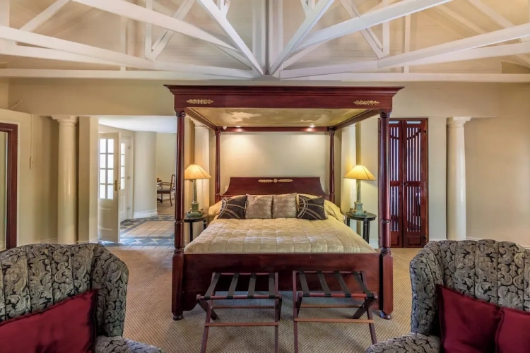 Deluxe Double Suite with land view