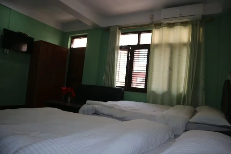 Deluxe Quadruple room with city view