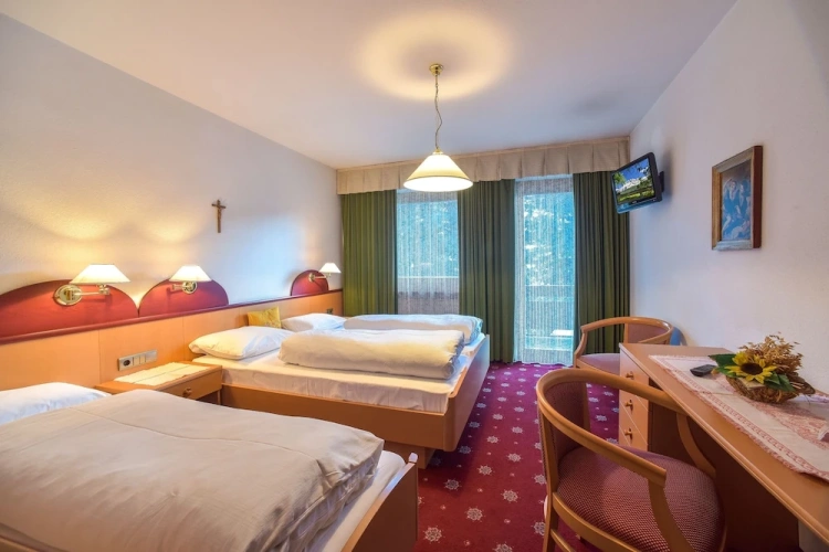 1 Bedroom Classic Triple room with balcony and with mountain view