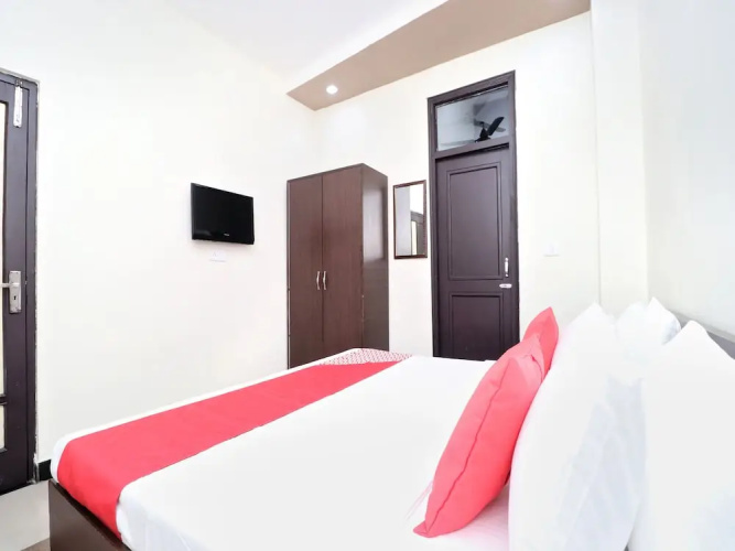 OYO 14860 Hotel Silver Star