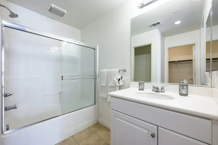 Private Entry Cozy Suite w Patio Bath Kitchenette