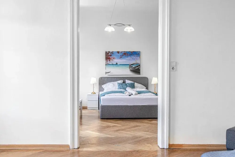 2BR Apartment Steps From AKH Center