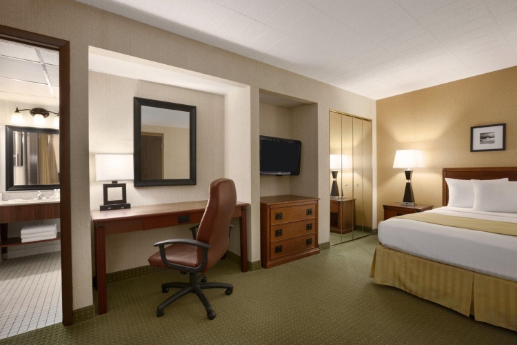 Country Inn & Suites by Radisson, Traverse City, MI photo 7