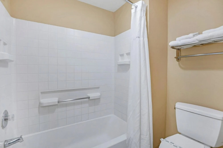 Near Disney - 1BR With Two Queen Beds - With Shared Pool and Hot Tub