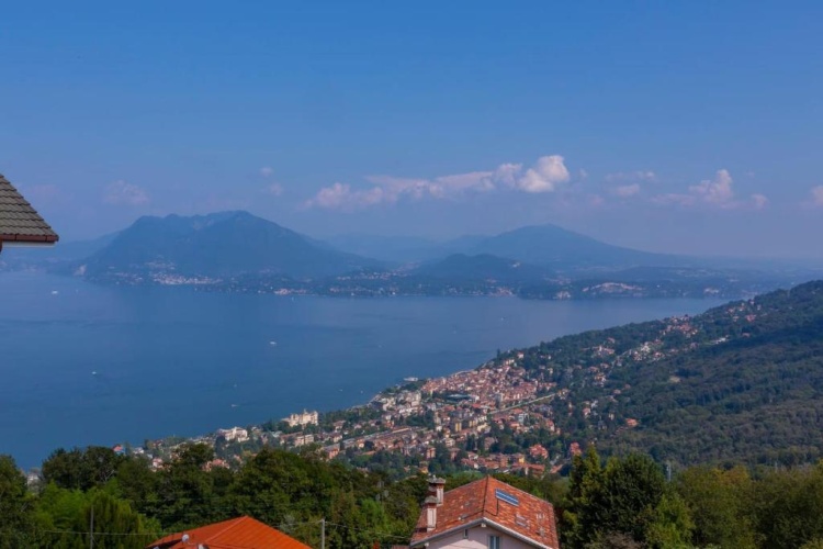 Apartment with lake view