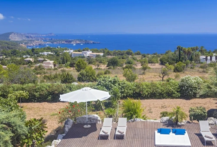 4 Bedrooms Luxury Villa