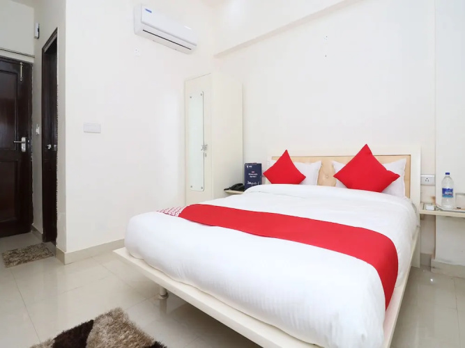 OYO 13406 Hotel Golden Leaf
