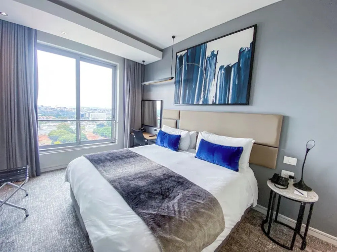Sandtoncity-apartment-sleeps2-pool-parking