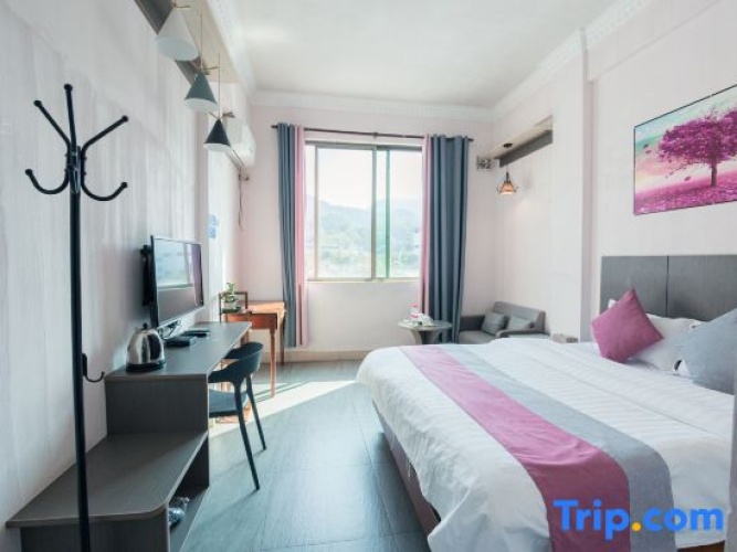 Deluxe Triple Suite with mountain view