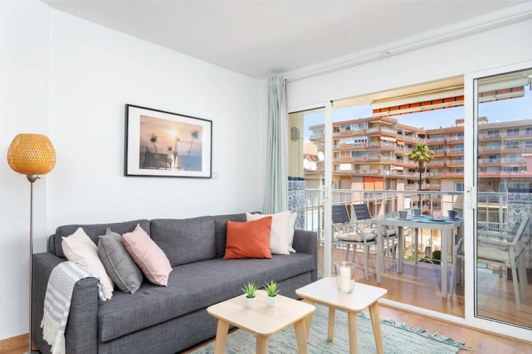 Delightful Apartment on The First Shoreline Ref 141