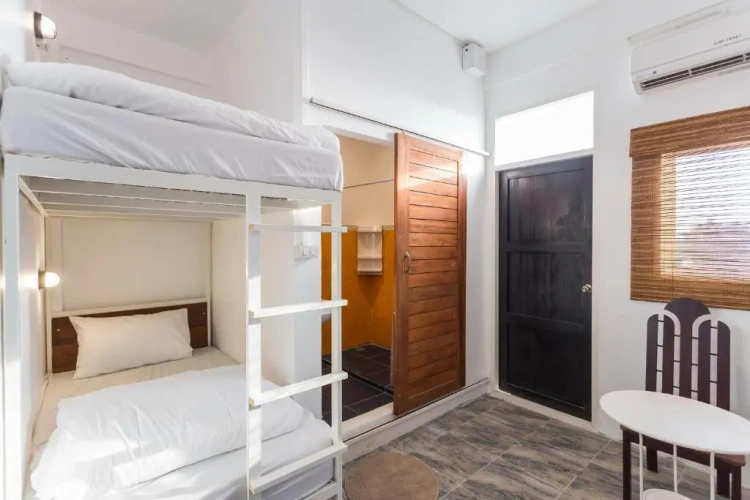 Standard Twin room with balcony