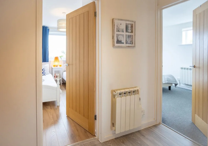 Stunning 2 bed Seaside Apartment With Sea Views