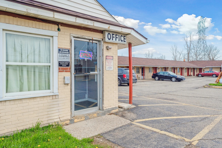 Flint Motel By Oyo Mi Near I-475 - Flint, MI