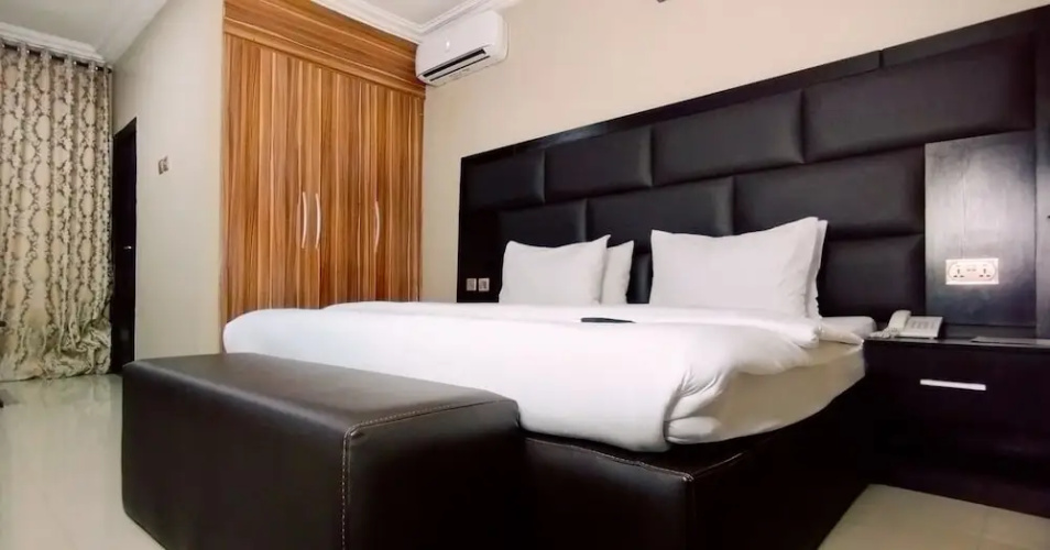 Breakfort Hotel and Suites