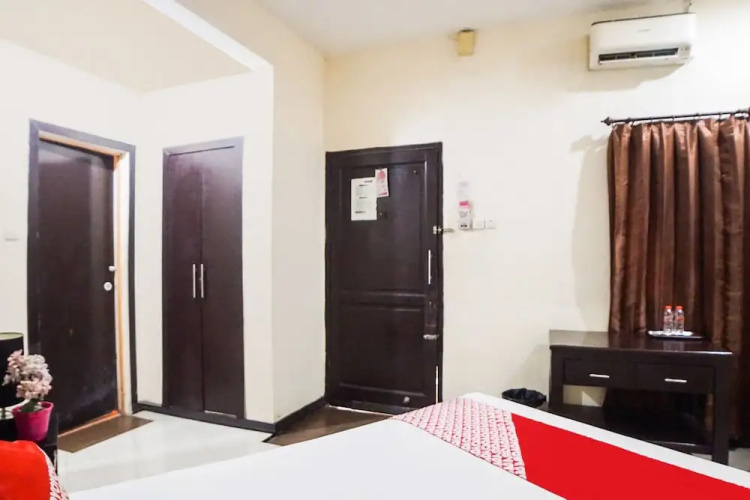 OYO 91878 Cherry Red Hotel