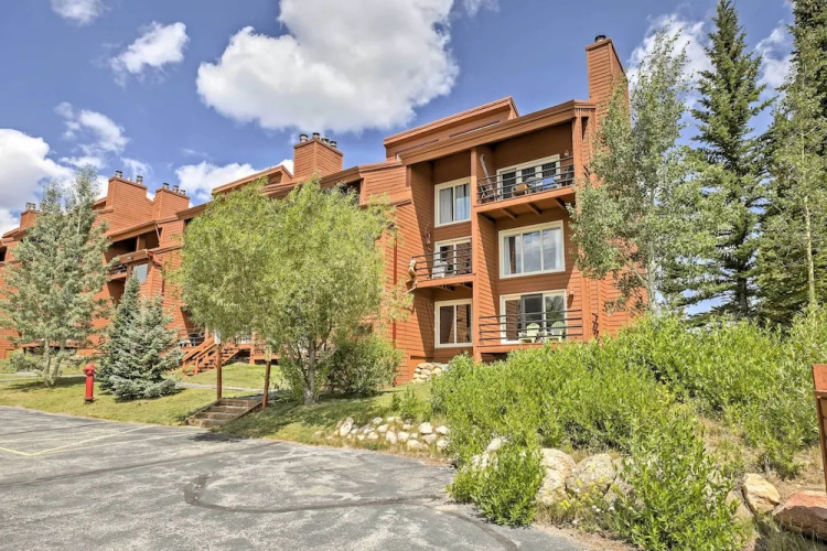Silverthorne Condo: Patio, Mtn Views, Pool Access!