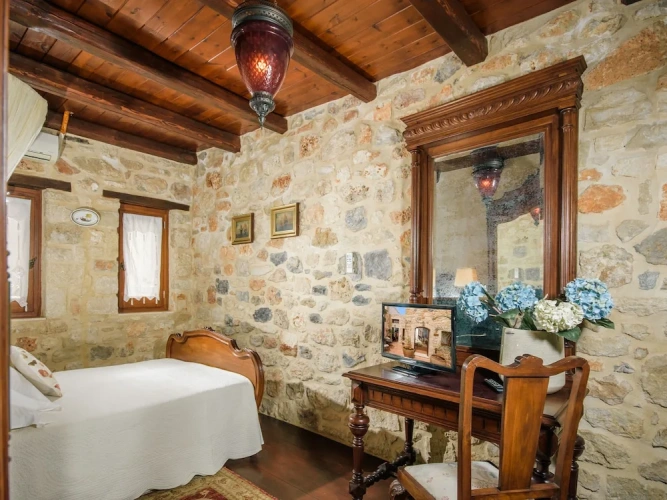 Standard Quadruple room with courtyard view