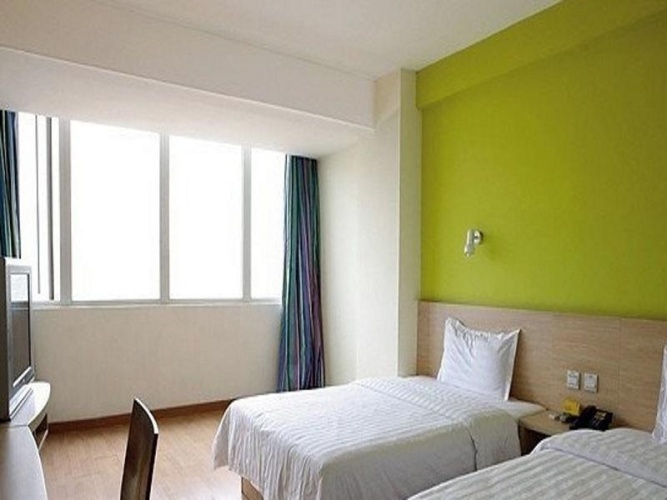 Standard Twin room with city view