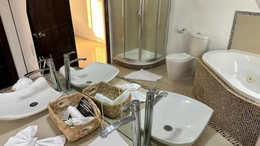 Emerald Luxe Suites