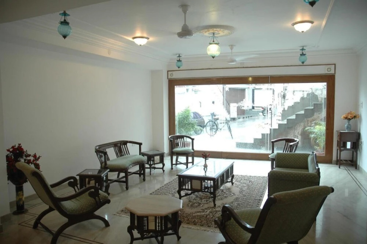 Hotel Raj Niwas
