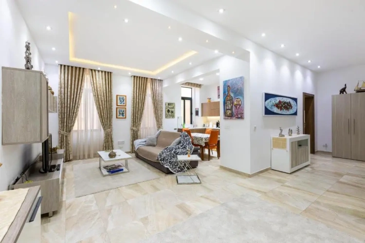 3 Bedrooms Apartment