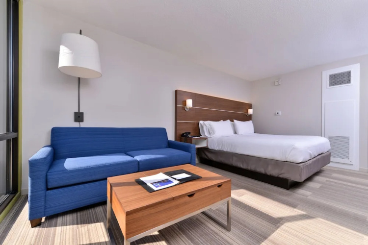 Holiday Inn Express & Suites Springfield