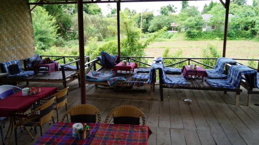 Standard Sextuple Family room