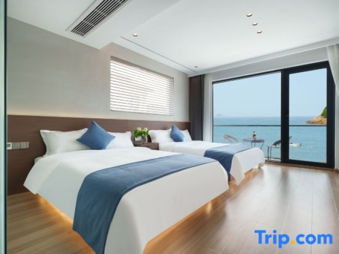 Deluxe Family room with balcony and with sea view