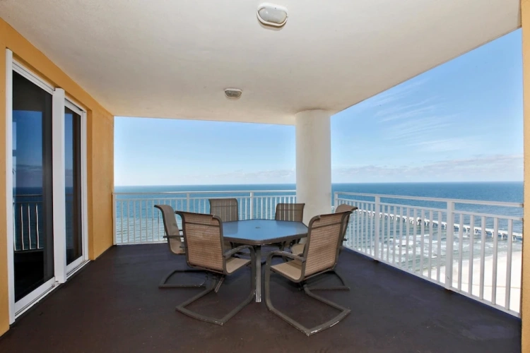 3 Bedrooms Standard room with balcony and beachfront
