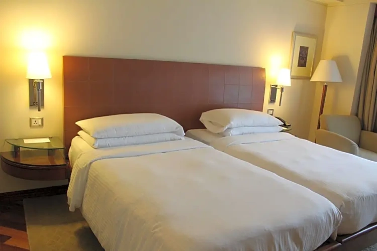 Twin Club Access room