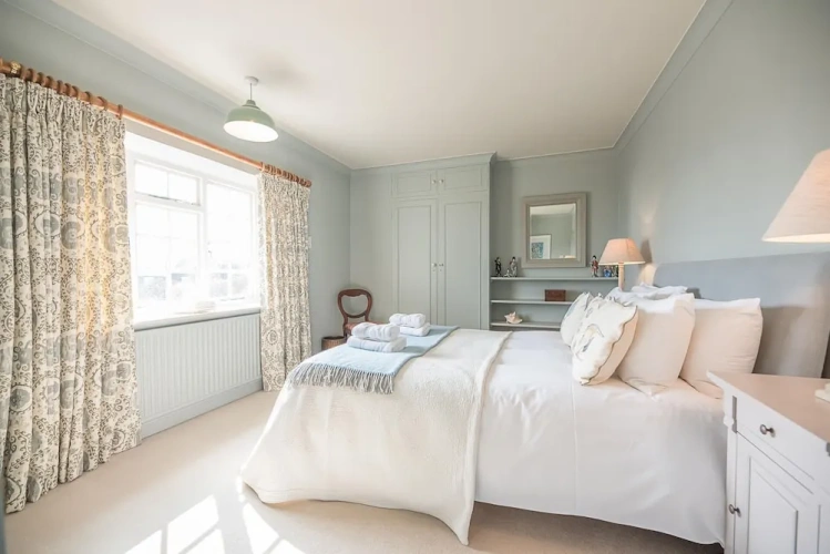4 Bedrooms Cottage
