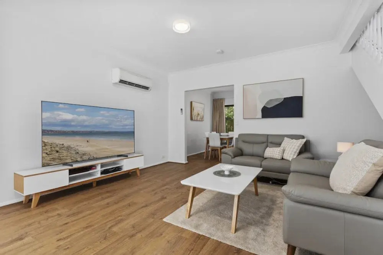 Coastal 3-bed House With BBQ and Private Courtyard