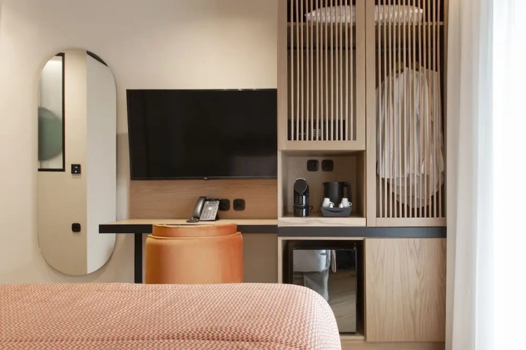 Superior room with balcony and with city view