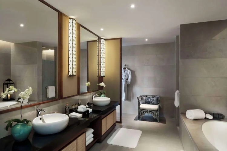 Suite with balcony