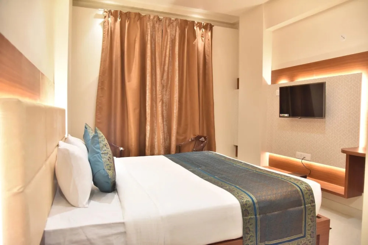 Hotel R K Grand
