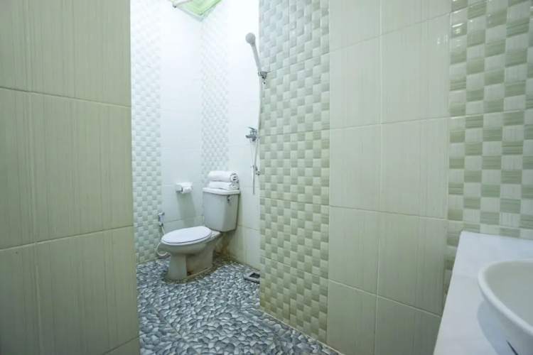 Hotel & Kost 37 by OYO Rooms
